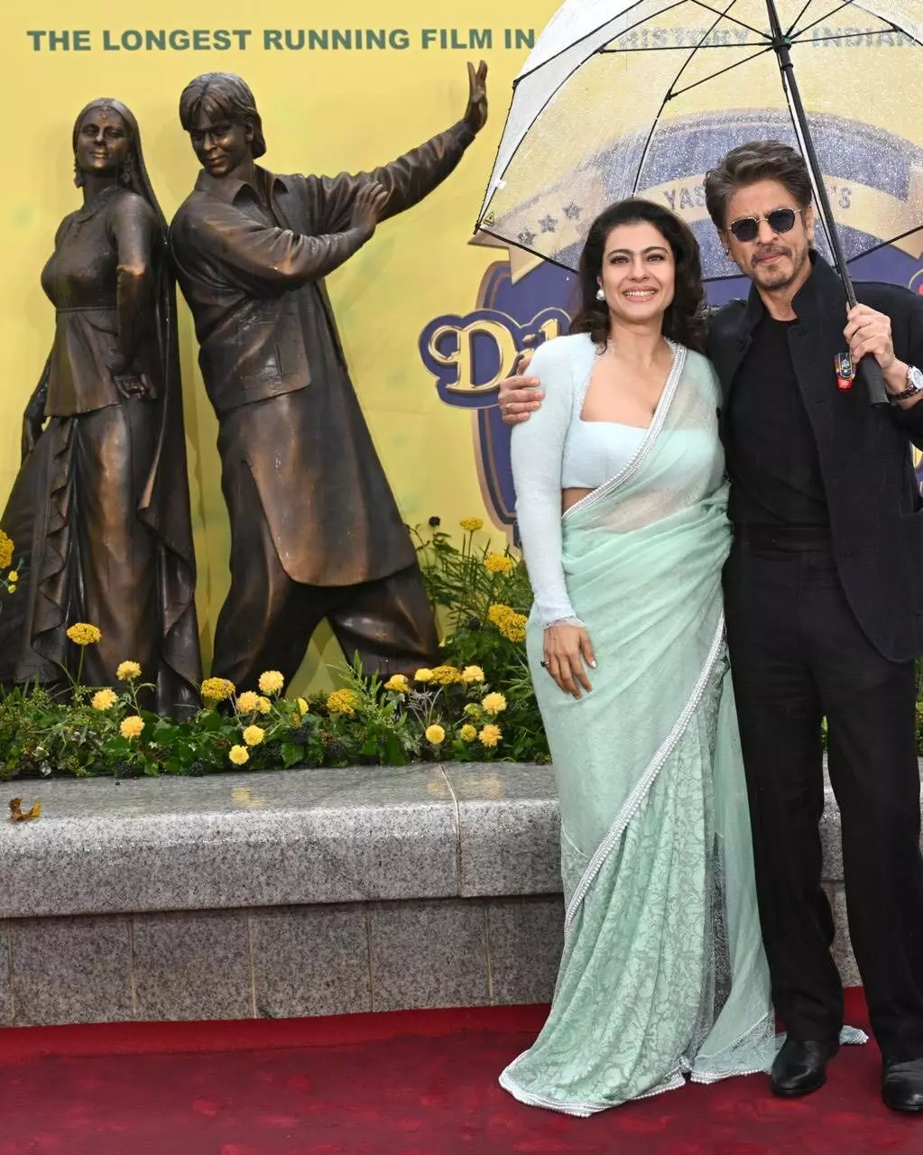DDLJ 30 Years Celebration : लंडनमध्ये शाहरूख-काजोलचा Bronze statue