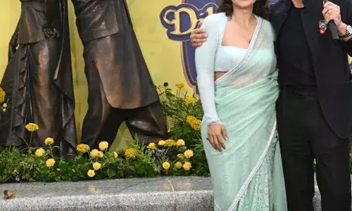 DDLJ 30 Years Celebration : लंडनमध्ये शाहरूख-काजोलचा Bronze statue DDLJ 30 Years Celebration : लंडनमध्ये शाहरूख-काजोलचा Bronze statue