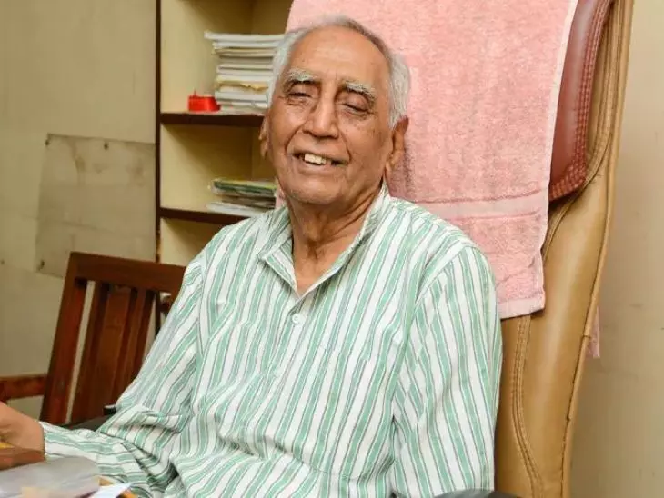 ज्येष्ठ समाजवादी नेते डॉ. बाबा आढाव प्रकृती अस्वास्थ्यामुळे रुग्णालयात दाखल, ICUमध्ये उपचार सुरु