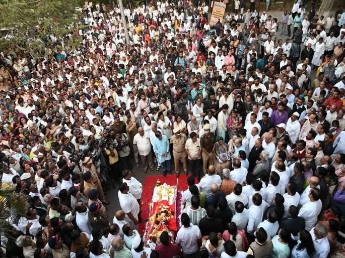 डॉ. बाबा आढाव यांच्या अंत्ययात्रेतील गर्दीचा अर्थ !