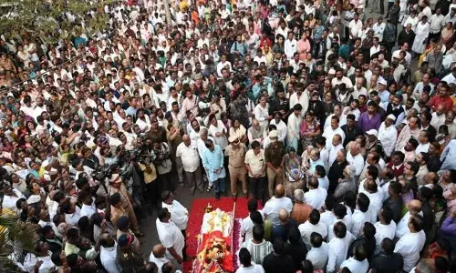 डॉ. बाबा आढाव यांच्या अंत्ययात्रेतील गर्दीचा अर्थ ! डॉ. बाबा आढाव यांच्या अंत्ययात्रेतील गर्दीचा अर्थ !