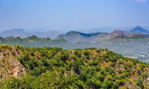 Aravalli Mountain Range : अरावली संकटात विकासाच्या नावाखाली वाळवंटीकरणाला मोकळा रस्ता?