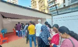 Mumbai Municipal Corporation : गंभीर दखल घ्या, मतदानासाठी नाही मतदान केंद्र शोधण्यासाठी मतदारांची रांग!