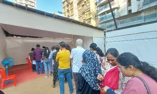 Mumbai Municipal Corporation : गंभीर दखल घ्या, मतदानासाठी नाही मतदान केंद्र शोधण्यासाठी मतदारांची रांग!