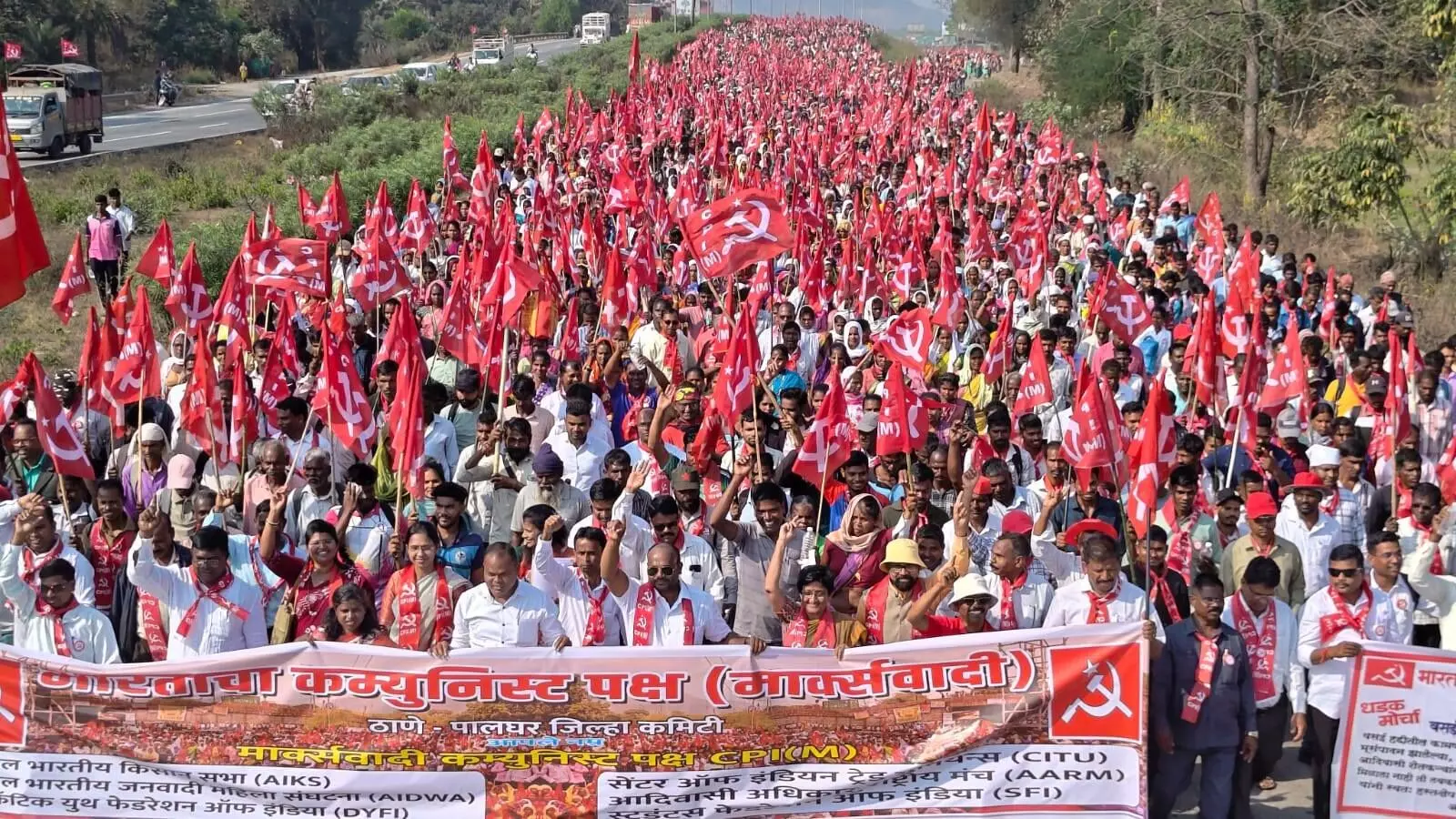 Palghar Long March : पालघरमध्ये लाल वादळ;  आदिवासी-शेतकऱ्यांचा विविध मागण्यांसाठी लाँग मार्च !