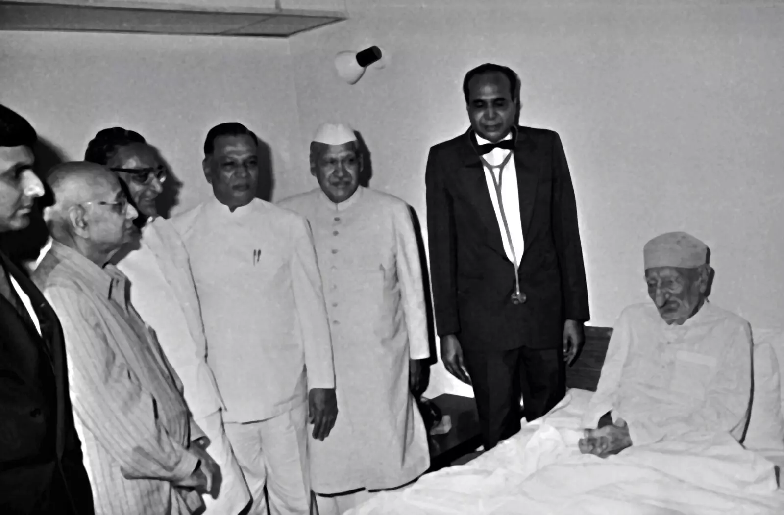 Frontier Gandhi : खुदाई खिदमतगार खान अब्दुल गफ्फार खान लोकभवनावर !