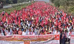 Palghar Long March : पालघरमध्ये लाल वादळ;  आदिवासी-शेतकऱ्यांचा विविध मागण्यांसाठी लाँग मार्च !