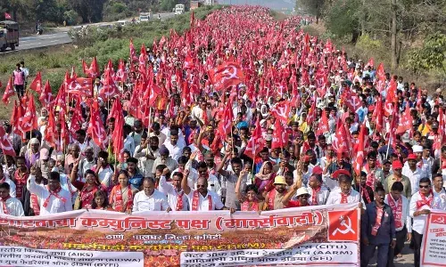 Palghar Long March : पालघरमध्ये लाल वादळ;  आदिवासी-शेतकऱ्यांचा विविध मागण्यांसाठी लाँग मार्च !