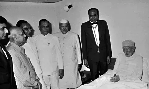 Frontier Gandhi : खुदाई खिदमतगार खान अब्दुल गफ्फार खान लोकभवनावर !