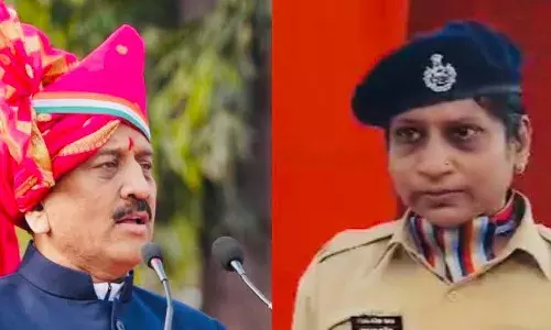 भाषणात संविधानाचे शिल्पकार डॉ. बाबासाहेब आंबेडकर यांचं नाव का घेतलं नाही ? वन विभागाच्या महिला कर्मचारी माधुरी जाधव यांचा गिरीश महाजन यांना सवाल