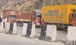 Mumbai-Pune Expressway Traffic Jam : वाहतूक अद्याप सुरळीत नाही, पोलिसांनी प्रवाशांना पर्यायी मार्ग वापरण्याचे केले आवाहन !