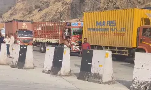 Mumbai-Pune Expressway Traffic Jam : वाहतूक अद्याप सुरळीत नाही, पोलिसांनी प्रवाशांना पर्यायी मार्ग वापरण्याचे केले आवाहन !