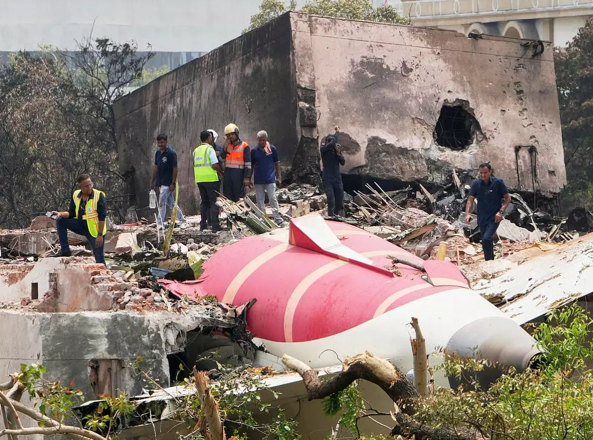 Ahmedabad Plane Crash : पायलटने जाणीवपूर्वक इंधन पुरवठा बंद केल्याने झाला !