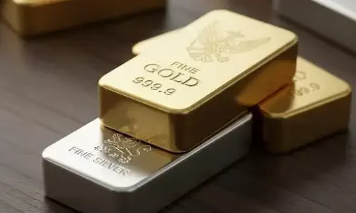 युद्धाच्या सावटाखाली सोन्याला झळा! डॉलर वधारल्याने आंतरराष्ट्रीय बाजारापाठोपाठ भारतातही सोन्यात मोठी घसरण; गुंतवणूकदारांनी आता काय करावे?