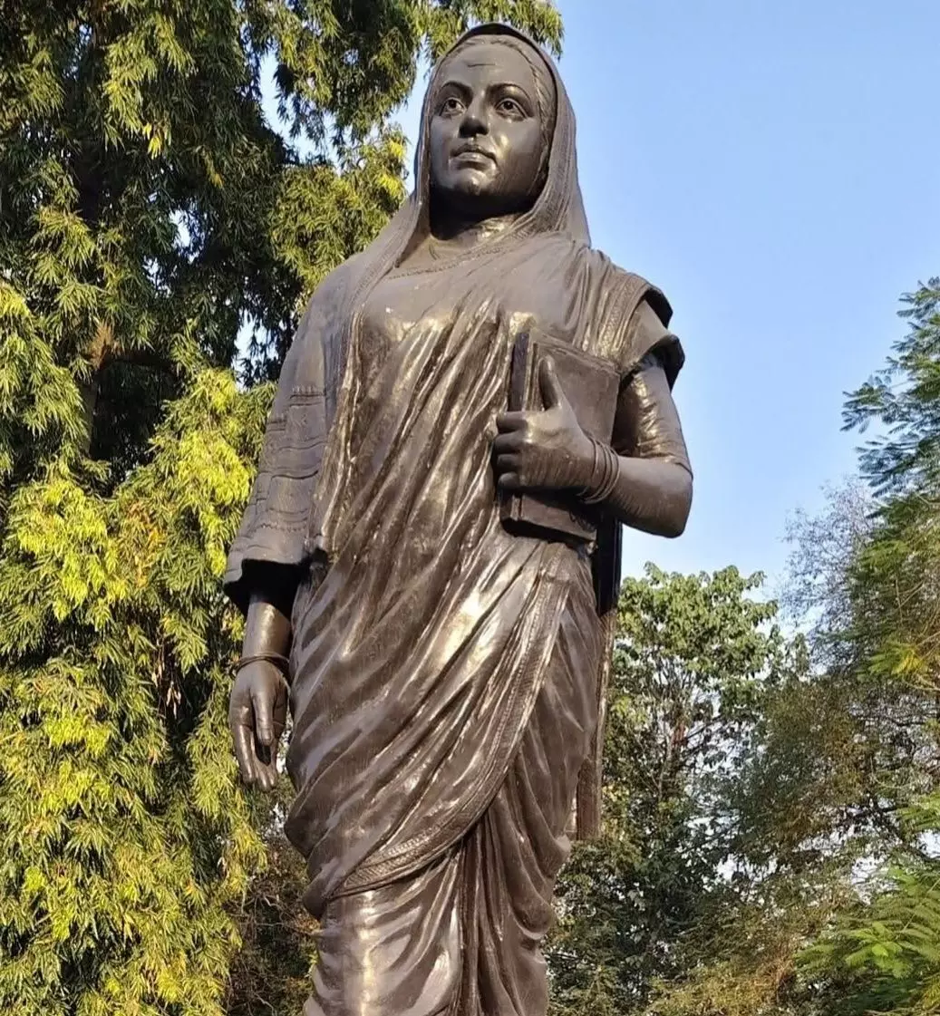 Savitribai Phule inspiration for women : बायांनो, तुम्ही तरी शहाण्या व्हा... साऊचं बोट सोडू नका !