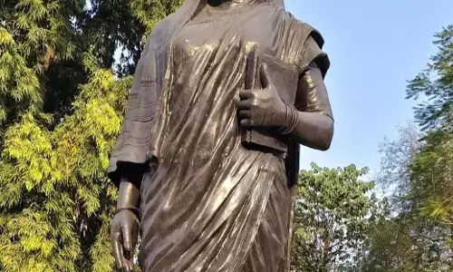 Savitribai Phule inspiration for women : बायांनो, तुम्ही तरी शहाण्या व्हा... साऊचं बोट सोडू नका !