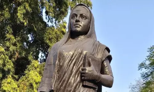 Savitribai Phule inspiration for women : बायांनो, तुम्ही तरी शहाण्या व्हा... साऊचं बोट सोडू नका !