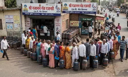 इराण-इस्रायल युद्ध : महाराष्ट्रात गॅस तुटवडा होणार? सरकार ॲक्शन मोडमध्ये!