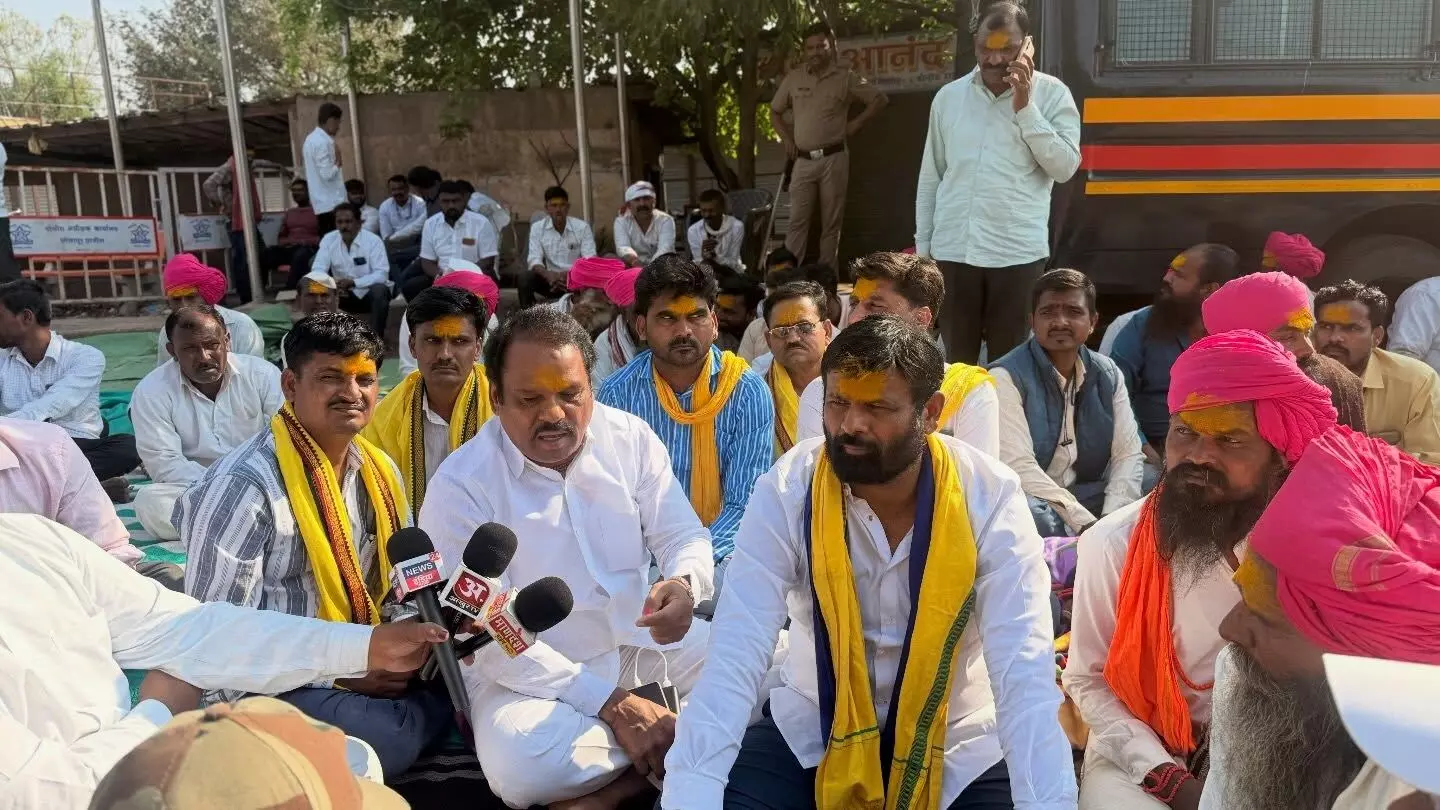 Madha|अंजनगावात पुतळ्यावरून वाद चिघळला; लक्ष्मण हाके यांचा ठिय्या आंदोलन तिसऱ्या दिवशीही सुरू