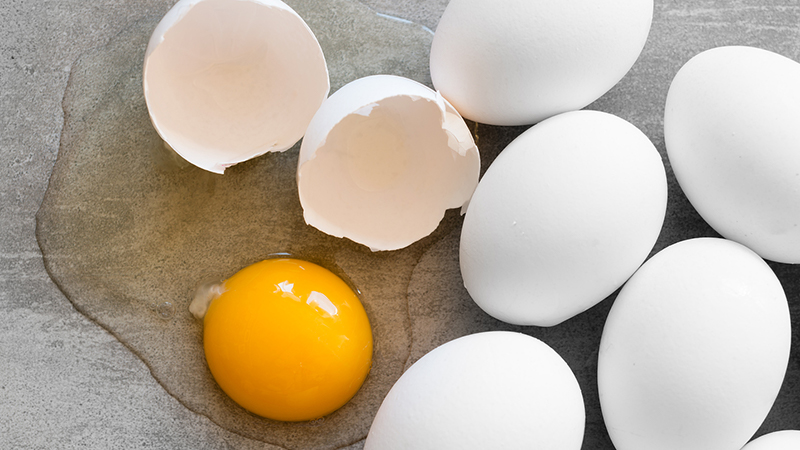 FACT CHECK : तुम्ही खातात ती अंडी खरंच प्लास्टिकची आहेत का?