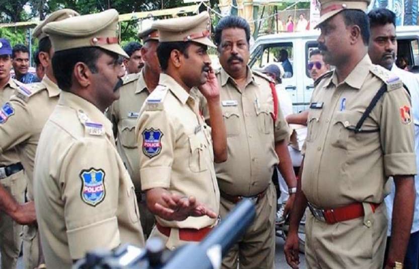 तुम्ही शेर तर पोलिस सवाशेर! विनाकारण बाहेर फिरणाऱ्यांना पोलिसांचा दणका तुम्ही शेर तर पोलिस सवाशेर! विनाकारण बाहेर फिरणाऱ्यांना पोलिसांचा दणका