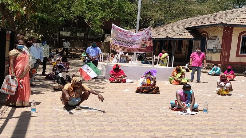 लॉकडाऊनचे परिणाम - रेशन हक्कांसाठी आदिवासींचे ठिय्या आंदोलन लॉकडाऊनचे परिणाम - रेशन हक्कांसाठी आदिवासींचे ठिय्या आंदोलन