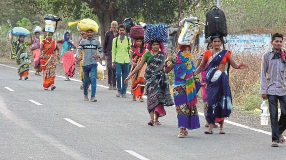 परराज्यातून परतलेल्या मजुरांचे हाल, जेवण, पाण्याचीही सोय नाही