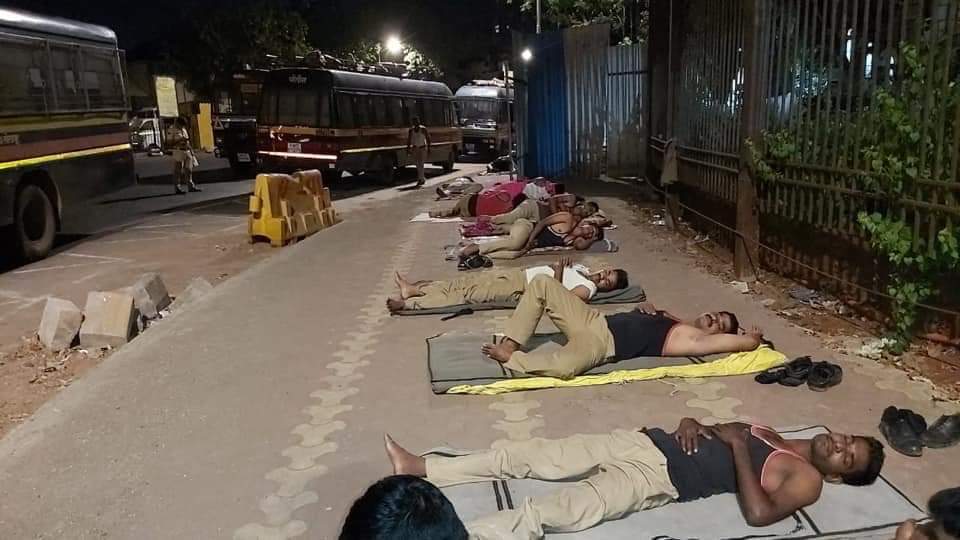 मुंबईत कोरोना योद्धे झोपतायत फूटपाथवर...