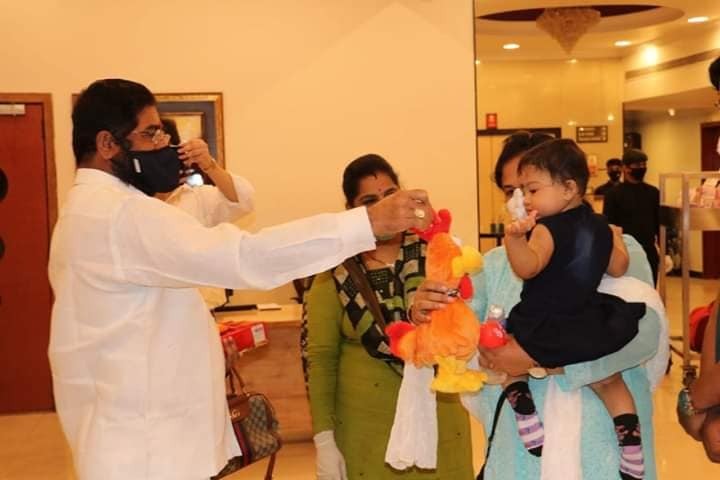 कोरोना हरला, माणुसकी जिंकली! 21 दिवसानंतर चिमुकलीची आईसोबत भेट कोरोना हरला, माणुसकी जिंकली! 21 दिवसानंतर चिमुकलीची आईसोबत भेट