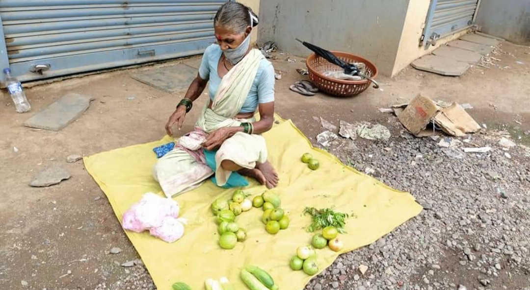 लॉकडाऊनच्या काळात आदिवासी बांधवांना रानभाज्यांचा आधार