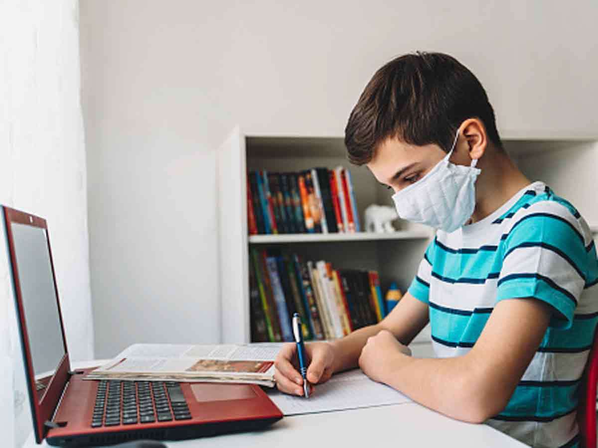 Online Education: चे ढोल वाजवून कोणाचं भलं होणार?