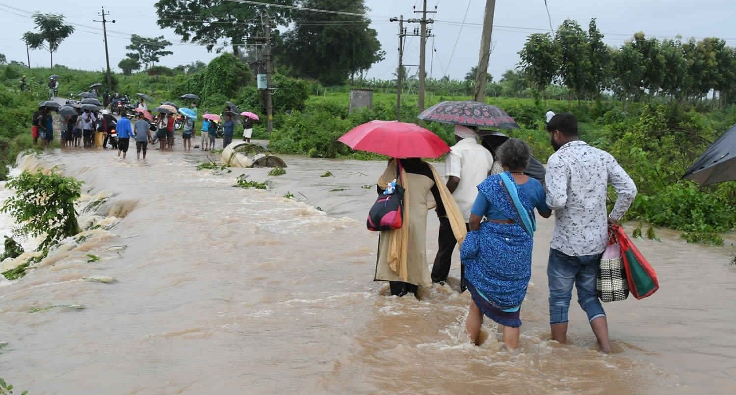 western Maharashtra as heavy rains: कोल्हापुरमध्ये पुराचा धोका, लोकांना सुरक्षित स्थळी हलवले...