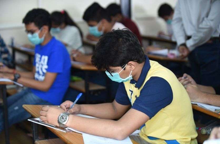 धक्कादायक, covid सेंटर मध्ये विद्यार्थ्यांच्या परीक्षा...